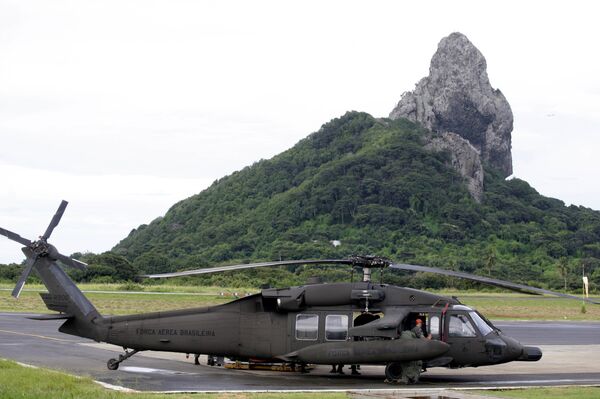 Вертолет Black Hawk бразильских ВВС после завершения поисковой операции в районе падения самолета A330
