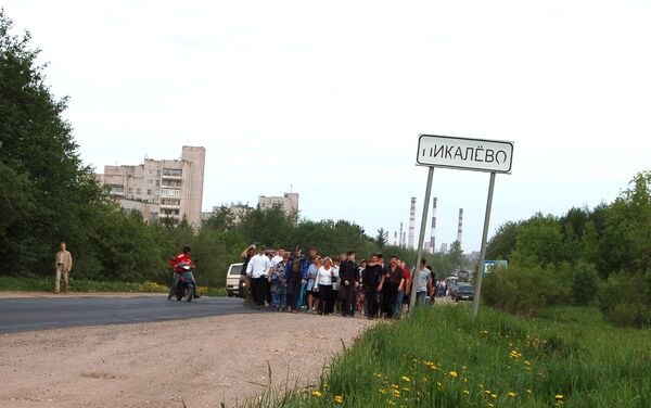 В Пикалеве Ленинградской области 300 человек перекрыли федеральную трассу