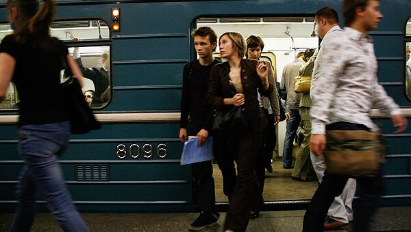 Сотни москвичей опоздали на работу из-за неисправного поезда в метро