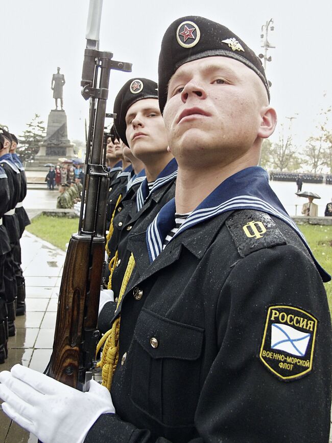 Моряки Черноморского флота во время парада в Севастополе в День Победы. Архив