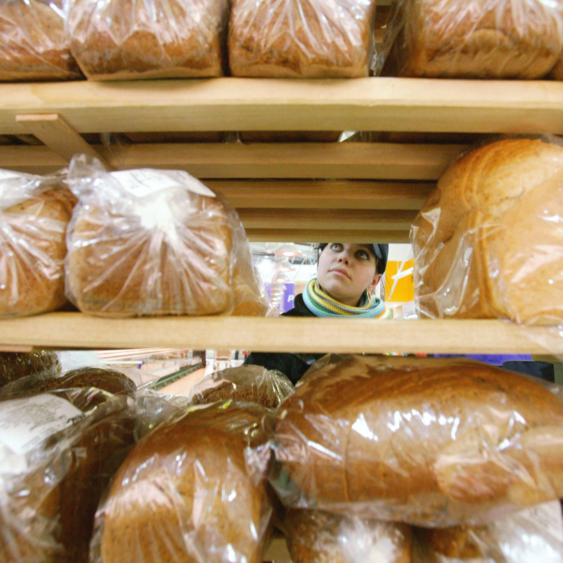 Батон хлеба подорожал на 3 рубля. Хлеб в целлофановом пакете. Хлеб в магазине. Хлеб дорожает. Хлеб подорожал.