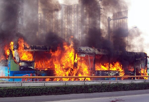 В Китае до тла сгорел автобус