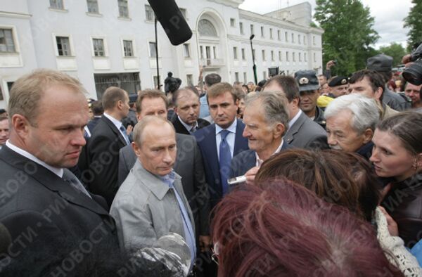 Премьер-министр РФ Владимир Путин встретился с жителями города Пикалево