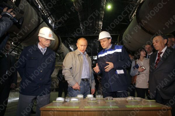 Премьер-министр РФ Владимир Путин посетил ЗАО БазэлЦемент-Пикалево в Ленинградской области