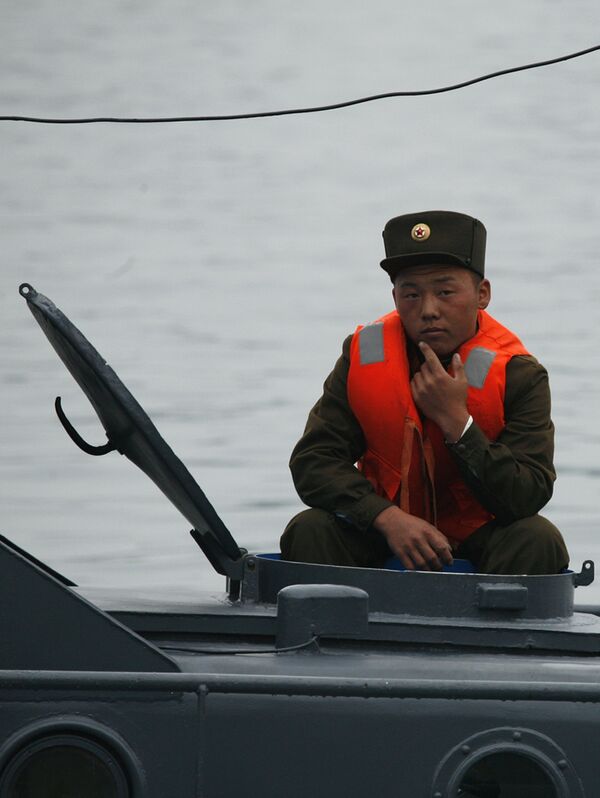 Военнослужащий Северной Кореи на патрульном катере