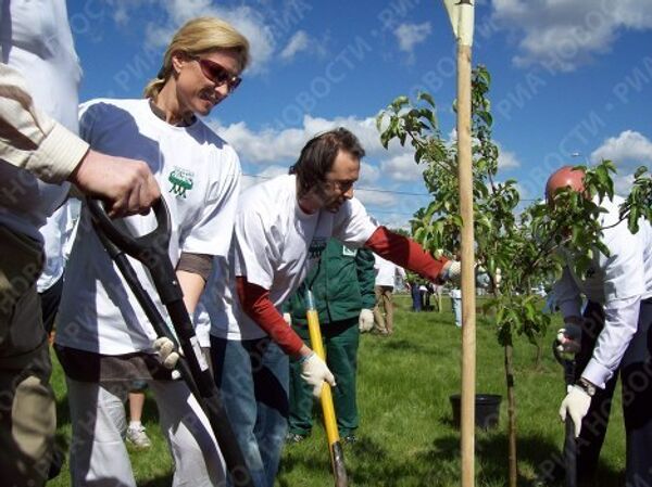 Оргкомитет Сочи-2014 и спортсмены приняли участие в акции Миллиард деревьев