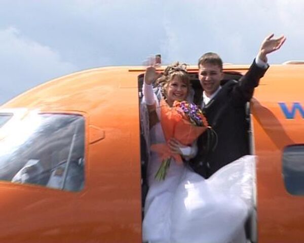 Российская пара сыграла свадьбу на высоте 8 км