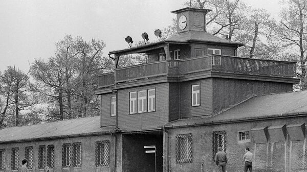 Главный вход на территорию бывшего концлагеря Бухенвальд. Архив