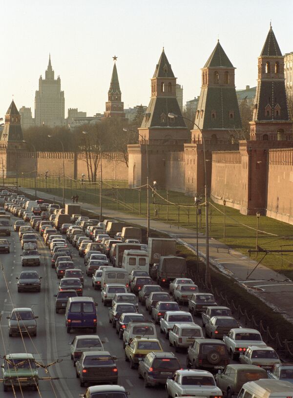 Движение автотранспорта на Кремлевской набережной. Архив