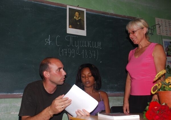 Студенты Школы языков г.Матансас (Куба) и преподаватель русского языка Людмила Моралес