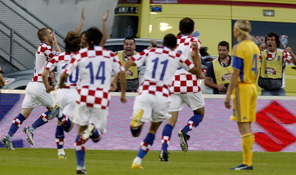 Сборная Хорватии празднует гол Младена Петрича (слева) в ворота Украины в отборочном матче ЧМ-2010