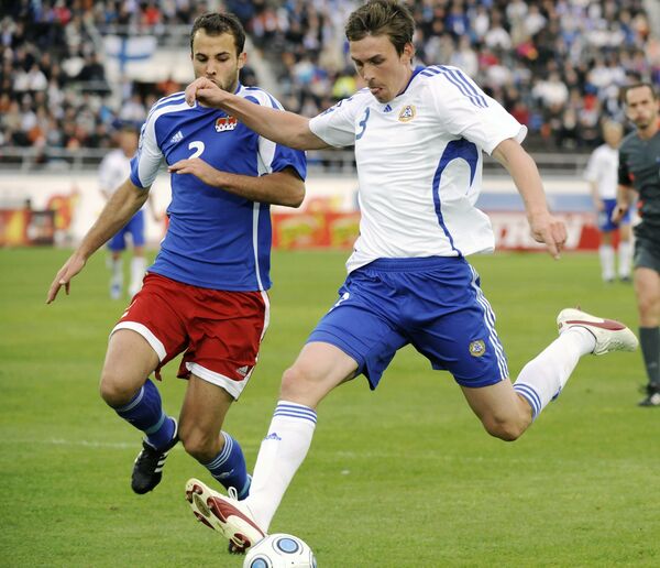 Защитник финнов Тони Каллио (справа) против защитника сборной Лихтенштейна Марко Ритцбергера во время отборочного матча ЧМ-2010