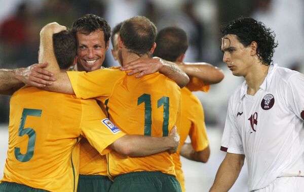 Сборная Австралии празднует выход в финальную часть ЧМ-2010 по футболу после ничьей с Катаром