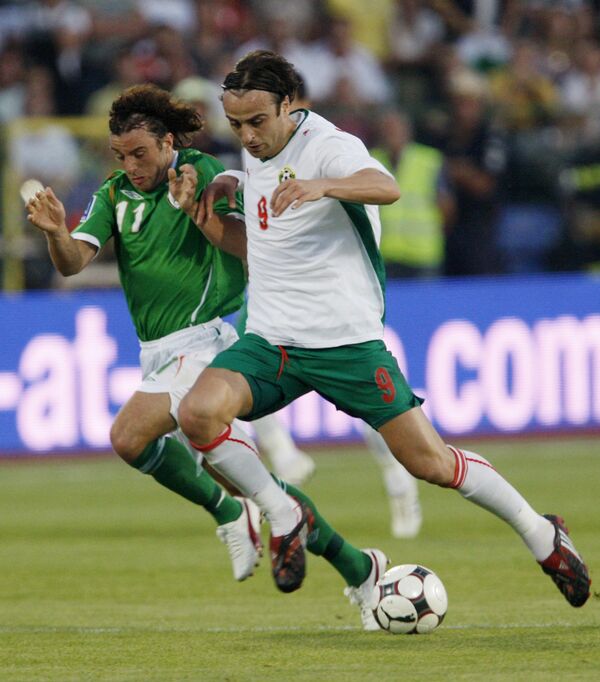 Нападающий сборной Болгарии Димитар Бербатов (справа) и полузащитник сборной Ирландии Стивен Хант