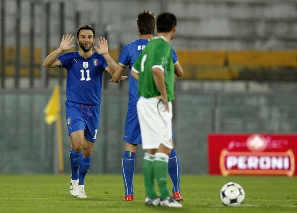 Нападающий сборной Италии Джузеппен Росси (слева) празднует гол в ворота Северной Ирландии в товарищеском матче