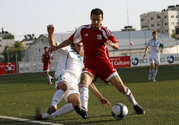 Игрок сборной Палестины Мухаммед Эид (справа) и форвард Терека Заур Садаев в товарищеском матче