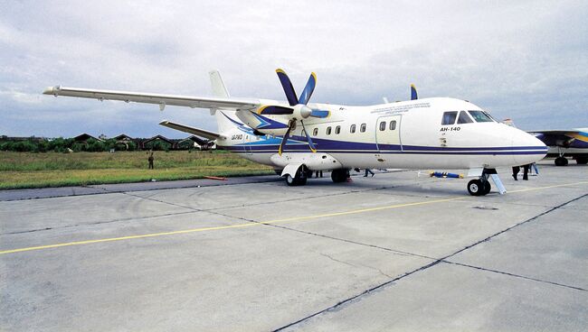 Самолёт АН-140 на авиакосмическом салоне МАКС-2001, архивное фото