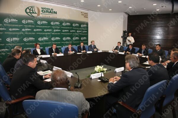 Президент РФ Д.Медведев на встрече с представителями аграрного бизнеса стран-участниц Всемирного зернового форума