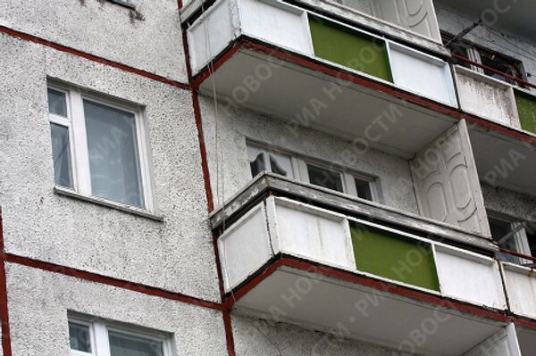 Балкон квартиры в поселке Еруда, где получил регистрацию президент группы Онэксим Михаил Прохоров