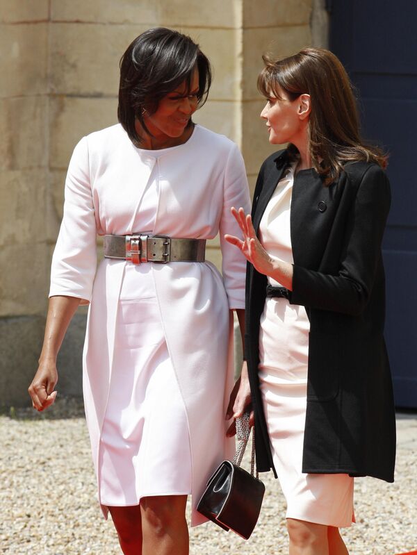 Первая леди США Мишель Обама и первая леди Франции Карла Бруни-Саркози в Кане (Нормандия)