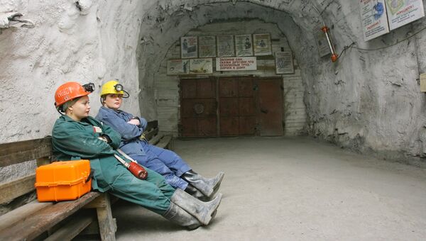 Женщины у входа в шахту рудника. Архивное фото