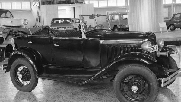 Первый советский автомобиль Форд-А. Акулы капитализма, вроде Моргана и Форда, принимали активное участие в индустриализации СССР