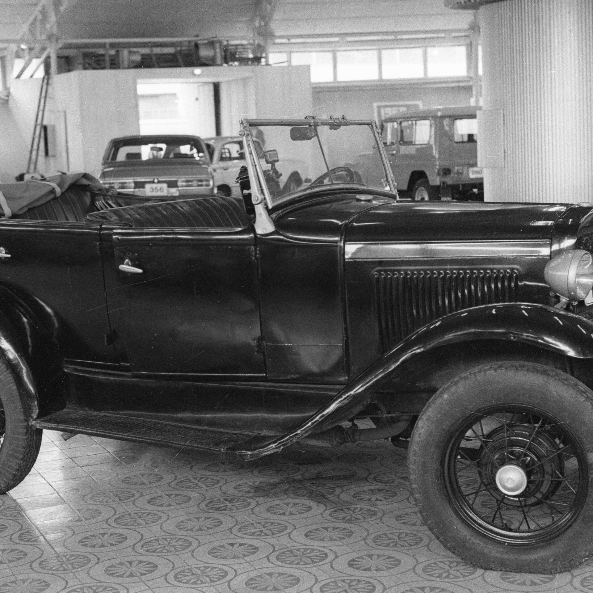 Первый автомобиль в москве. Форд-а 1926 год стойка. Ford АА 1932 год. Первый Советский Форд. ГАЗ И Форд.