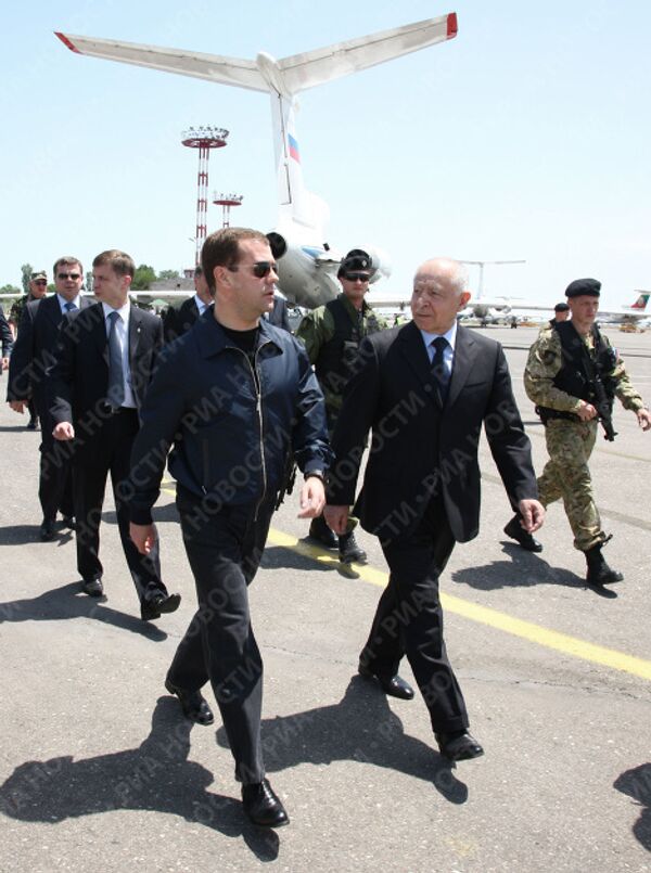 Встреча президента РФ Дмитрия Медведева в аэропорту Махачкалы