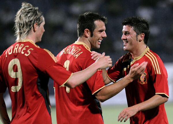 Футболисты сборной Испании Фернандо Торрес (слева) и Карлос Марчена поздравляют Давида Вилью (справа)