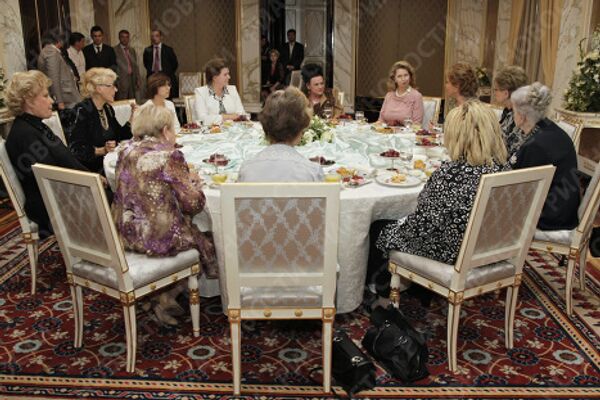 Супруга президента РФ Светлана Медведева организовала встречу по случаю юбилея народной артистки Людмилы Зыкиной