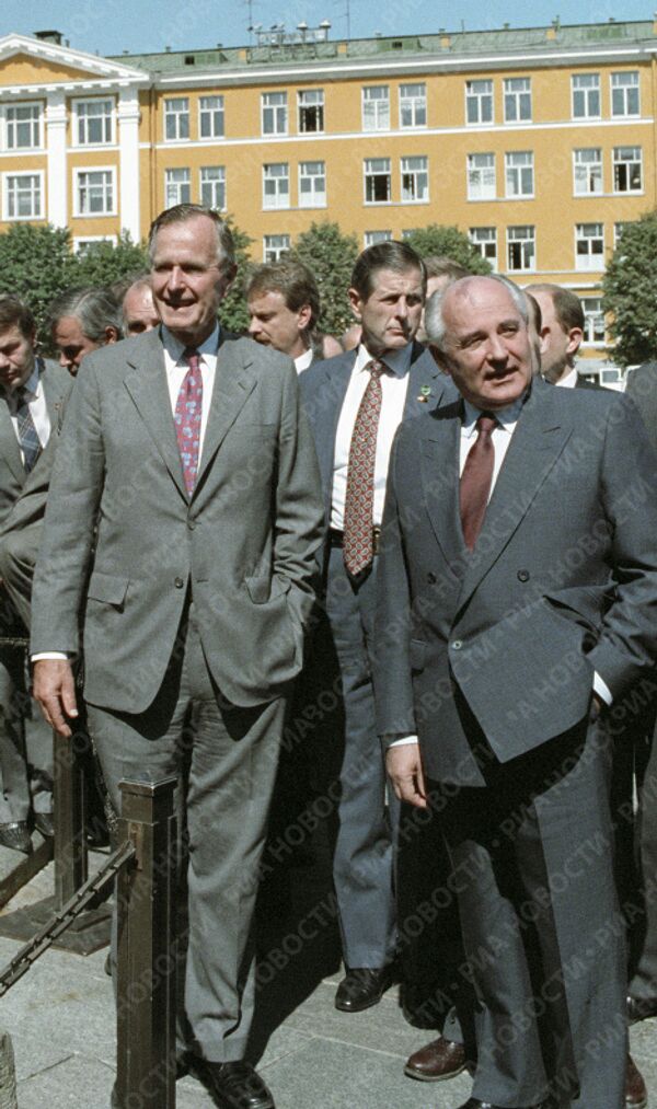 Горбачев и Буш на прогулке по Кремлю