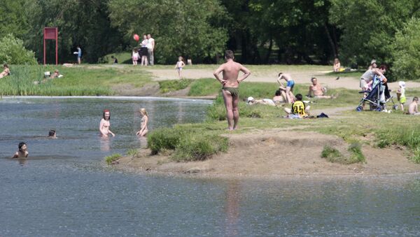 Надо искупаться. Нижнеисетский пруд Екатеринбург пляж. Купание в пруду. Купаются в пруду. Загорали на пруду.