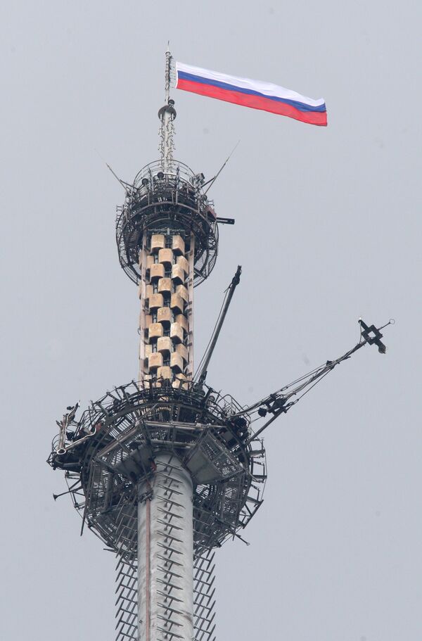 В День России на вершине Останкинской телебашни появился российский флаг