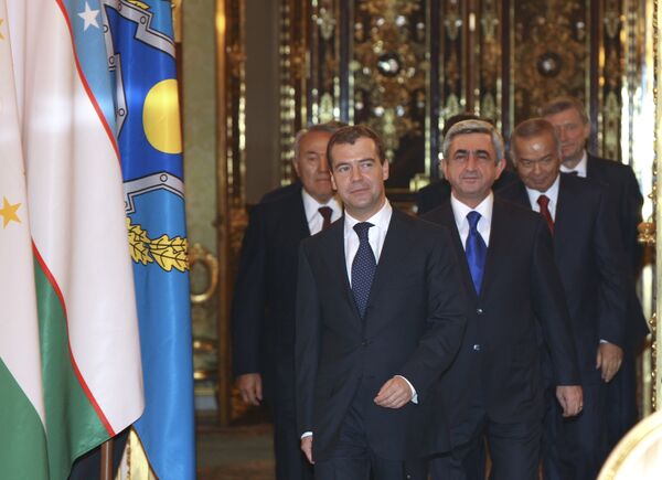 Президент РФ Д.Медведев на встрече в узком составе глав стран-членов ОДКБ в Кремле