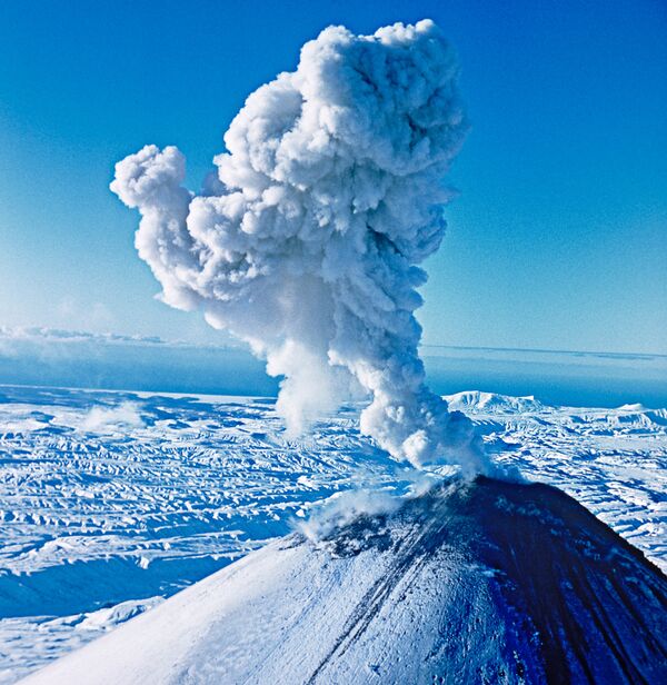 Вулкан Ключевский на Камчатке выбрасывает лаву на сто метров