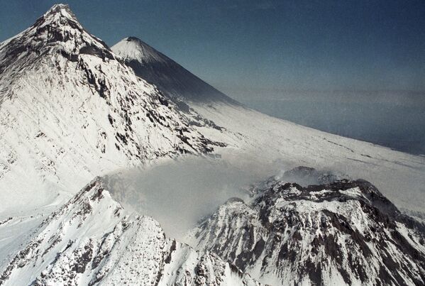 Кратер вулкана Безымянный и вулкан Ключевская сопка