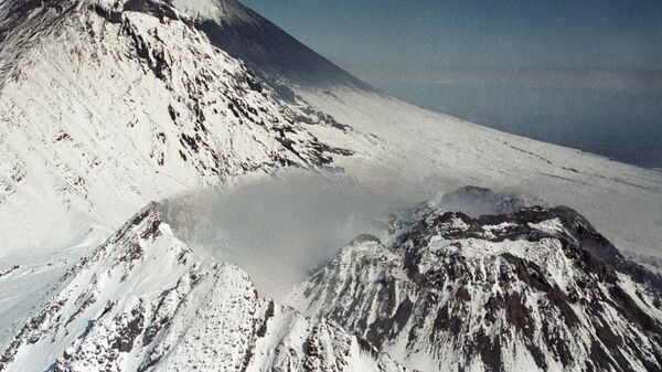 Кратер вулкана Безымянный (на переднем плане) и вулкан Ключевская сопка