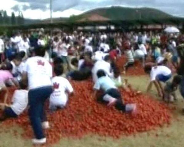 Тысячи колумбийцев приняли участие в томатном побоище