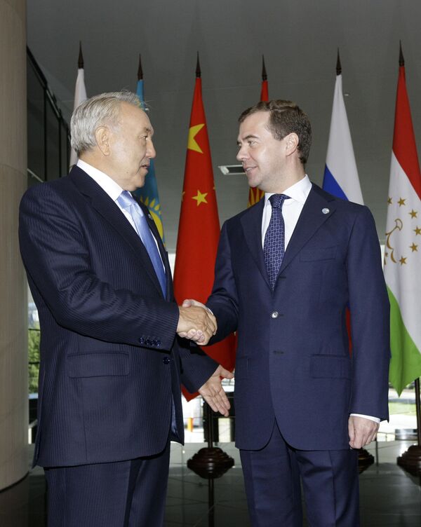 Президент России Дмитрий Медведев приветствует президента Казахстана Нурсултана Назарбаева. Архив