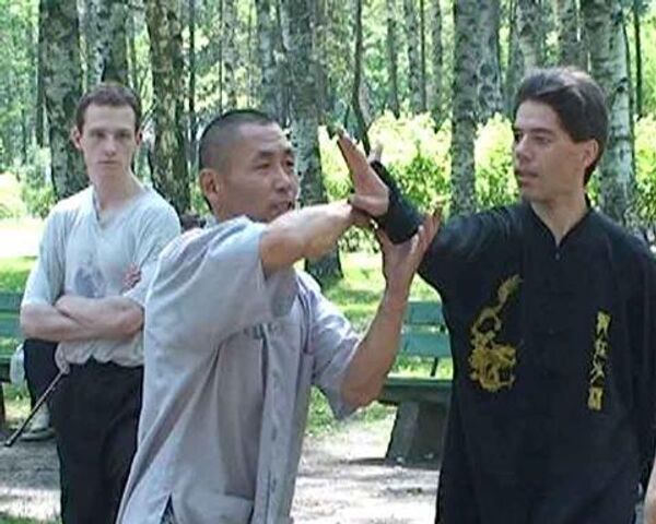 Урок традиционного кун-фу преподал шаолиньский монах русским ученикам