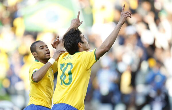 Футболист сборной Бразилии Кака (справа)