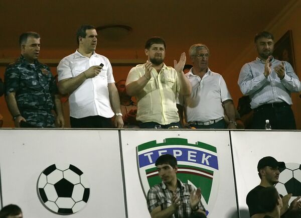 Президент Чечни Рамзан Кадыров (в центре) на трибуне стадиона