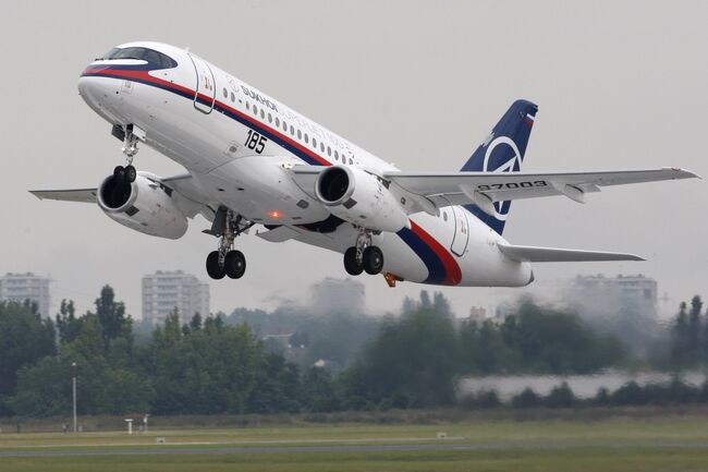 Российский самолет Sukhoi Superjet 100 в Ле-Бурже 