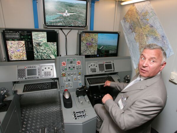 Начальник Генштаба Николай Макаров сам сел в кресло оператора и управлял учебной посадкой БПЛА по монитору.