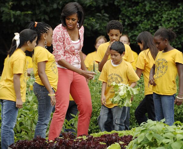 Мишель Обама собрала урожай с огорода у Белого дома