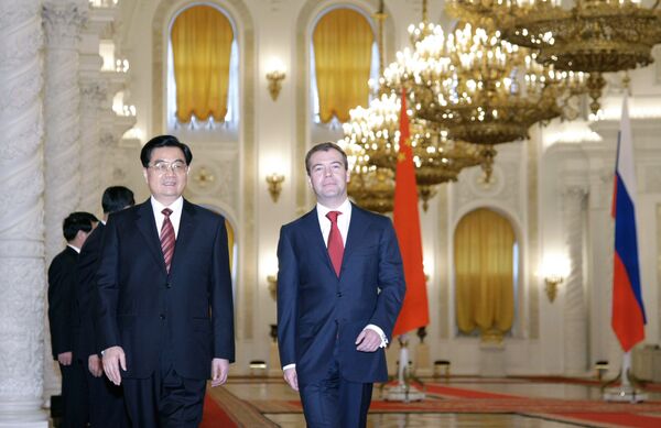 Президент России Дмитрий Медведев и председатель Китайской Народной Республики Ху Цзиньтао (справа налево)