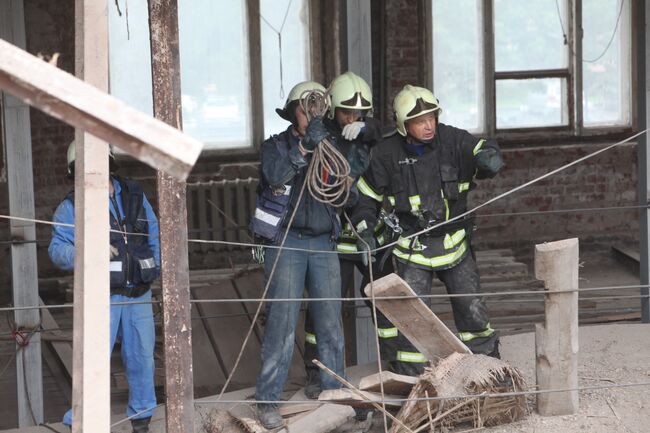 Обрушение здания на Садовнической набережной в центре Москвы