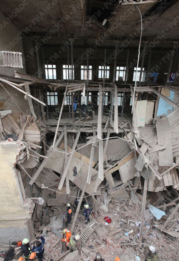 Обрушение здания на Садовнической набережной в центре Москвы