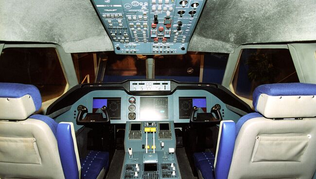 Макет кабины пилотов МС-21 на Шестом международном авиакосмическом салоне МАКС-2003 в Жуковском. Архивное фото