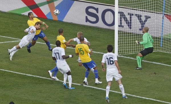 Полузащитник сборной Бразилии Фелипе Мело (второй слева)